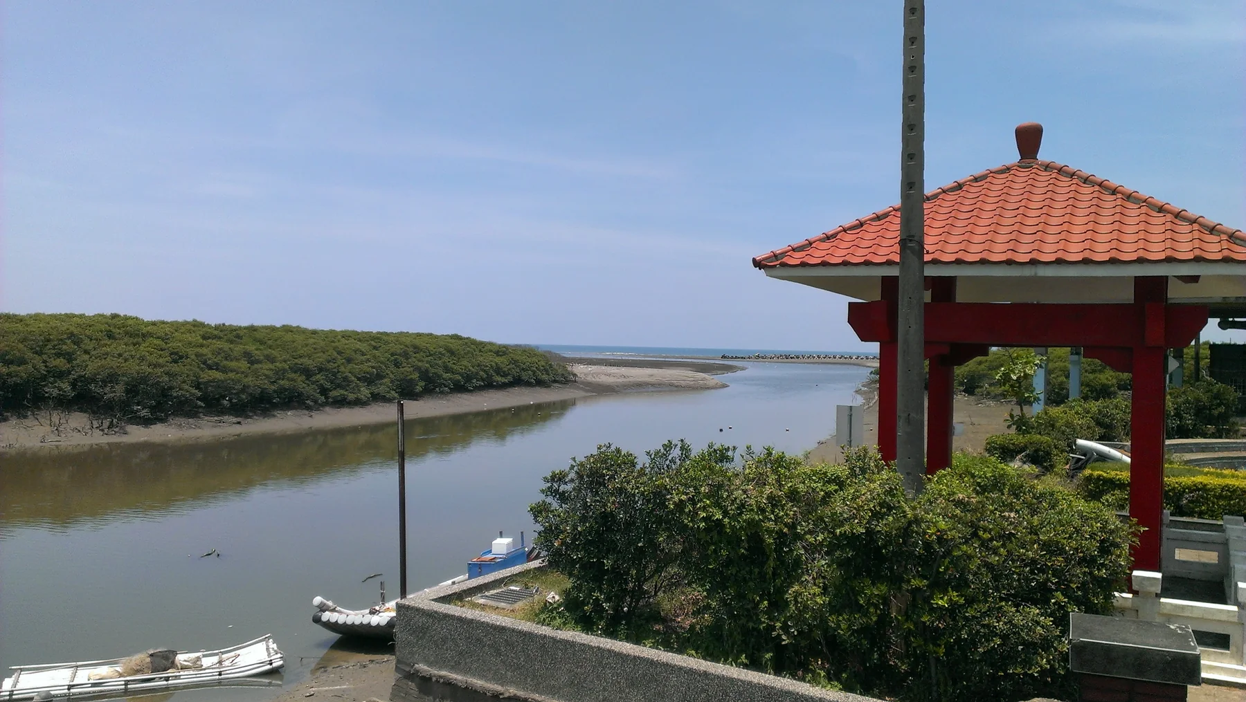 紅毛港河道兩側有紅樹林與濕地景觀